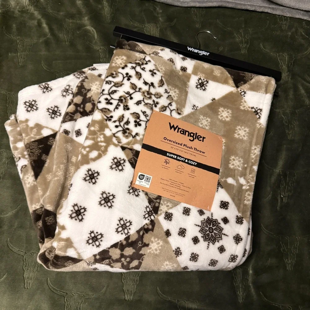 Wrangler Oversized Plush Throw Unisex 50x70 Tan Patchwork NWT Soft Cozy Western